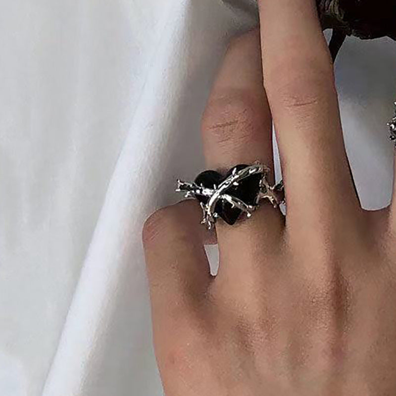 Damenring mit filigranem Herzdesign und kunstvollen Zweigen Shop Nory