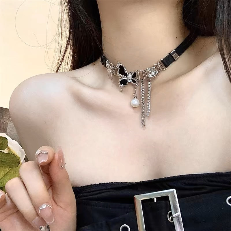 Damen Halsband mit kunstvollem Schmetterlingsanhänger und eleganten Perlenakzenten Shop Nory