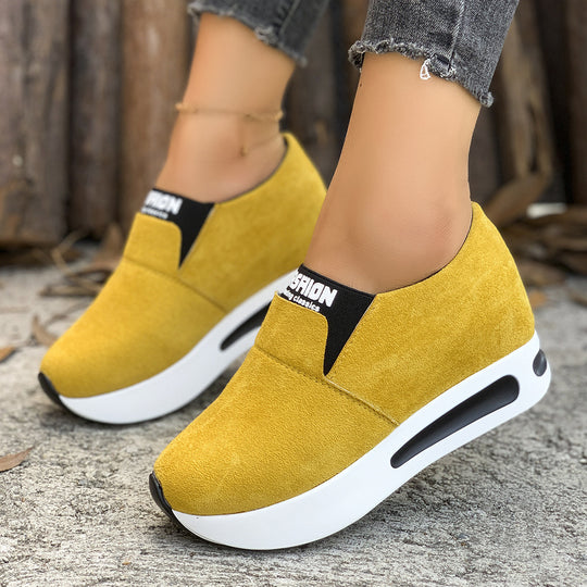 Damen Slip-On Wedge-Sneaker mit verstecktem Keil, Microvelours-Obermaterial und seitlicher Luftkammer Shop Nory