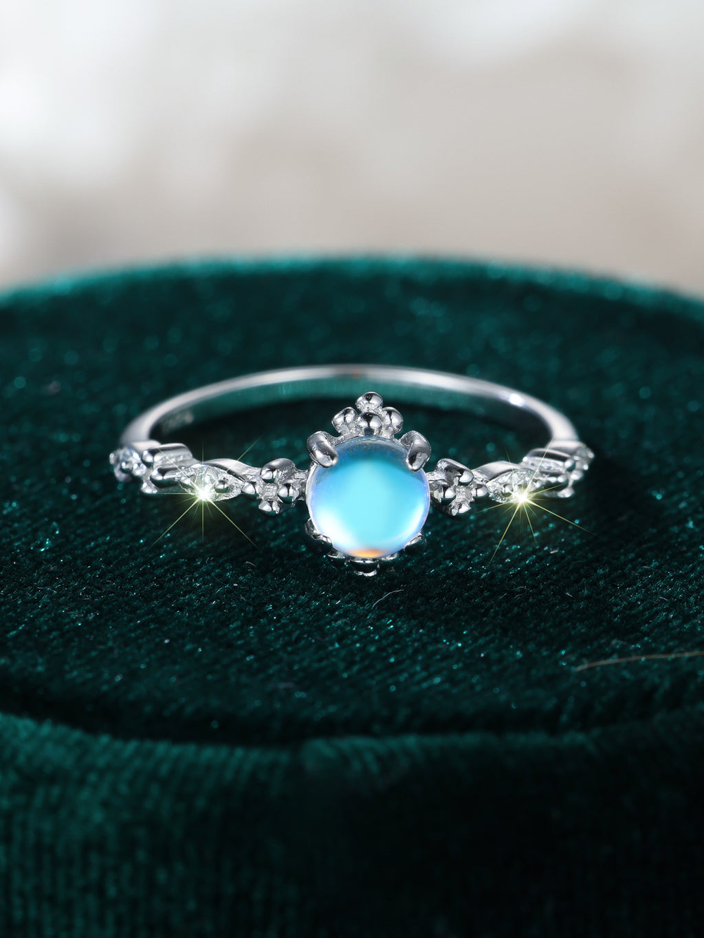 Damen Ring mit schimmerndem Mondstein und kunstvollen Zirkonia-Verzierungen Shop Nory