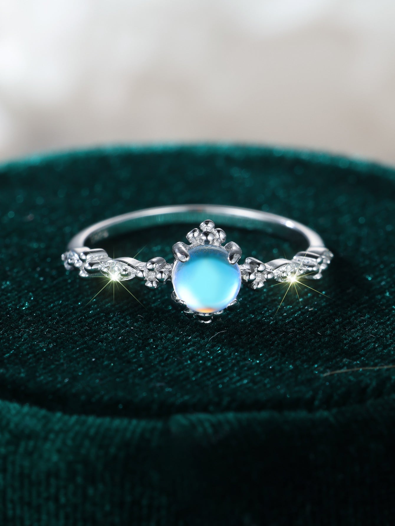 Damen Ring mit schimmerndem Mondstein und kunstvollen Zirkonia-Verzierungen Shop Nory