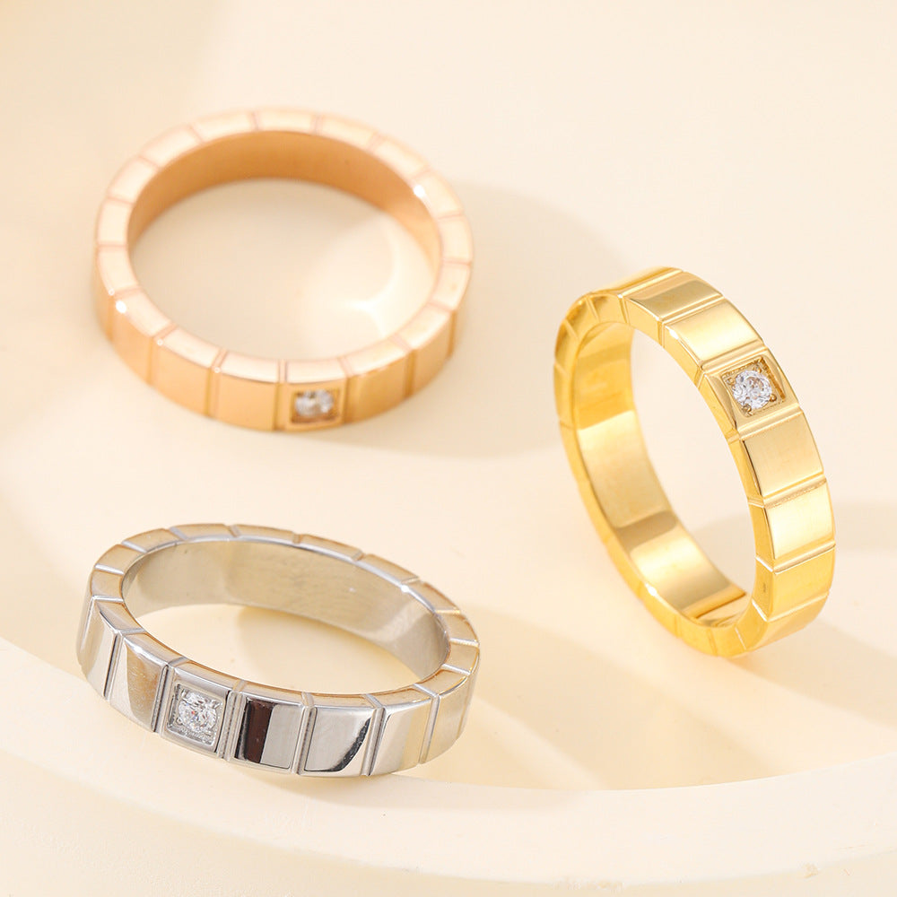 Damen eleganter Ring mit strukturiertem Design und funkelndem Zirkonia Shop Nory