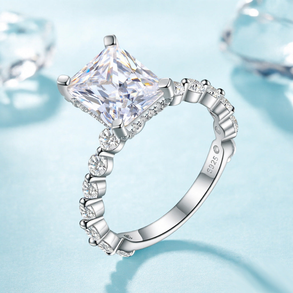 Damen eleganter funkelnder Verlobungsring mit größerem zentralen Stein Shop Nory