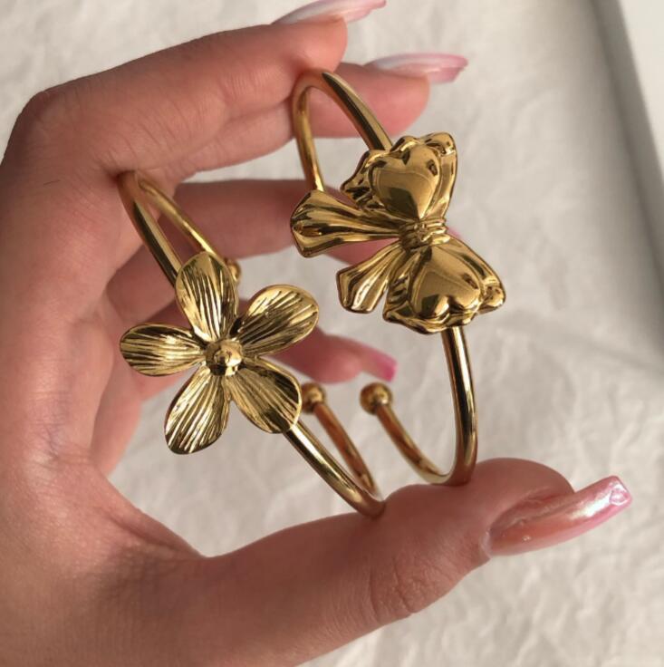 Damen Armreif-Set mit kunstvollen Blumen- und Schleifenanhängern Shop Nory