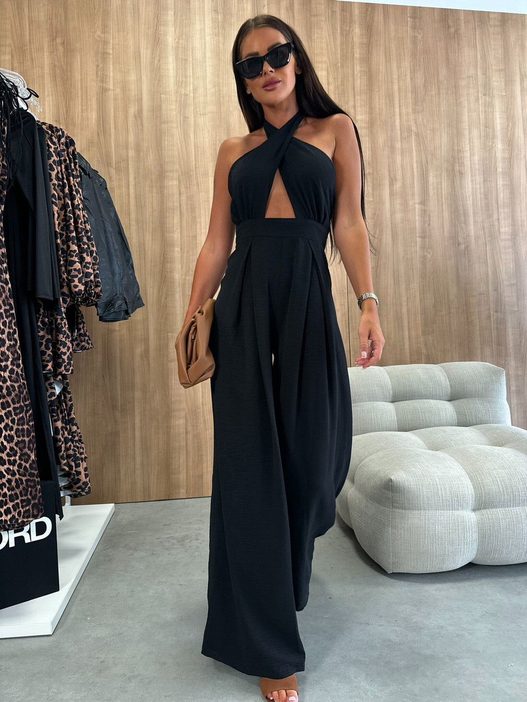 Damen Jumpsuit mit tiefem V-Ausschnitt und weiten Beinen