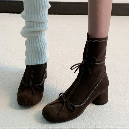 Damen Ballerina‑inspirierte Ankle‑Heels mit gerafftem Schaft und sculpted Blockabsatz Shop Nory