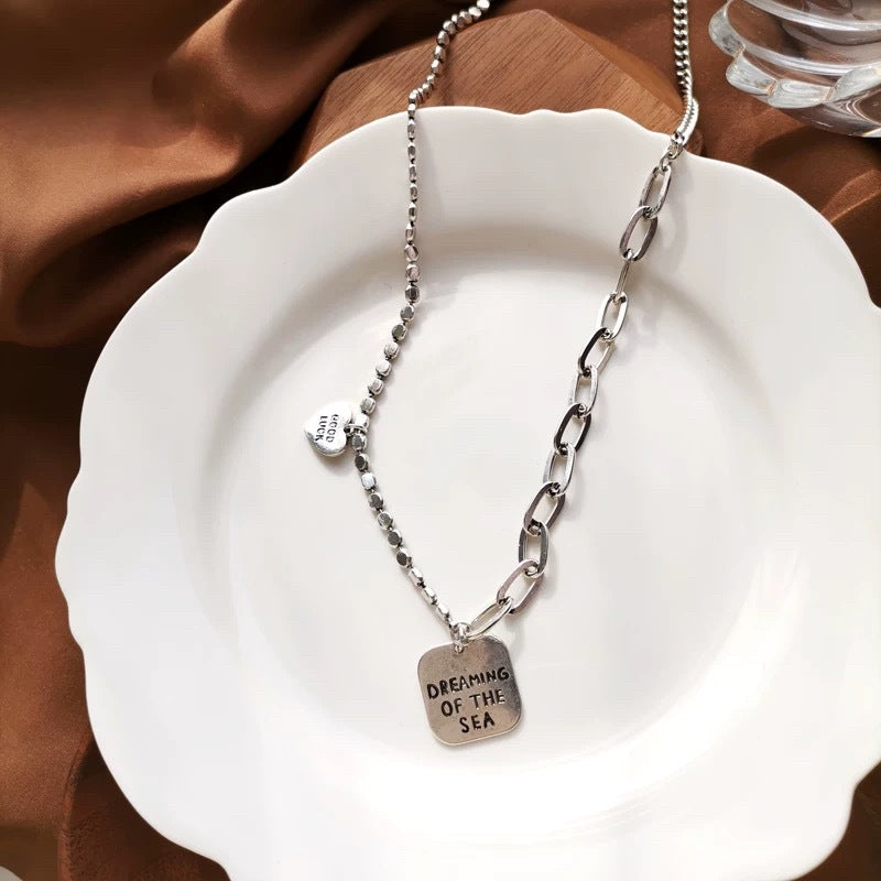 Damen Halskette mit gravierten Anhängern und stilvollen Designelementen Shop Nory