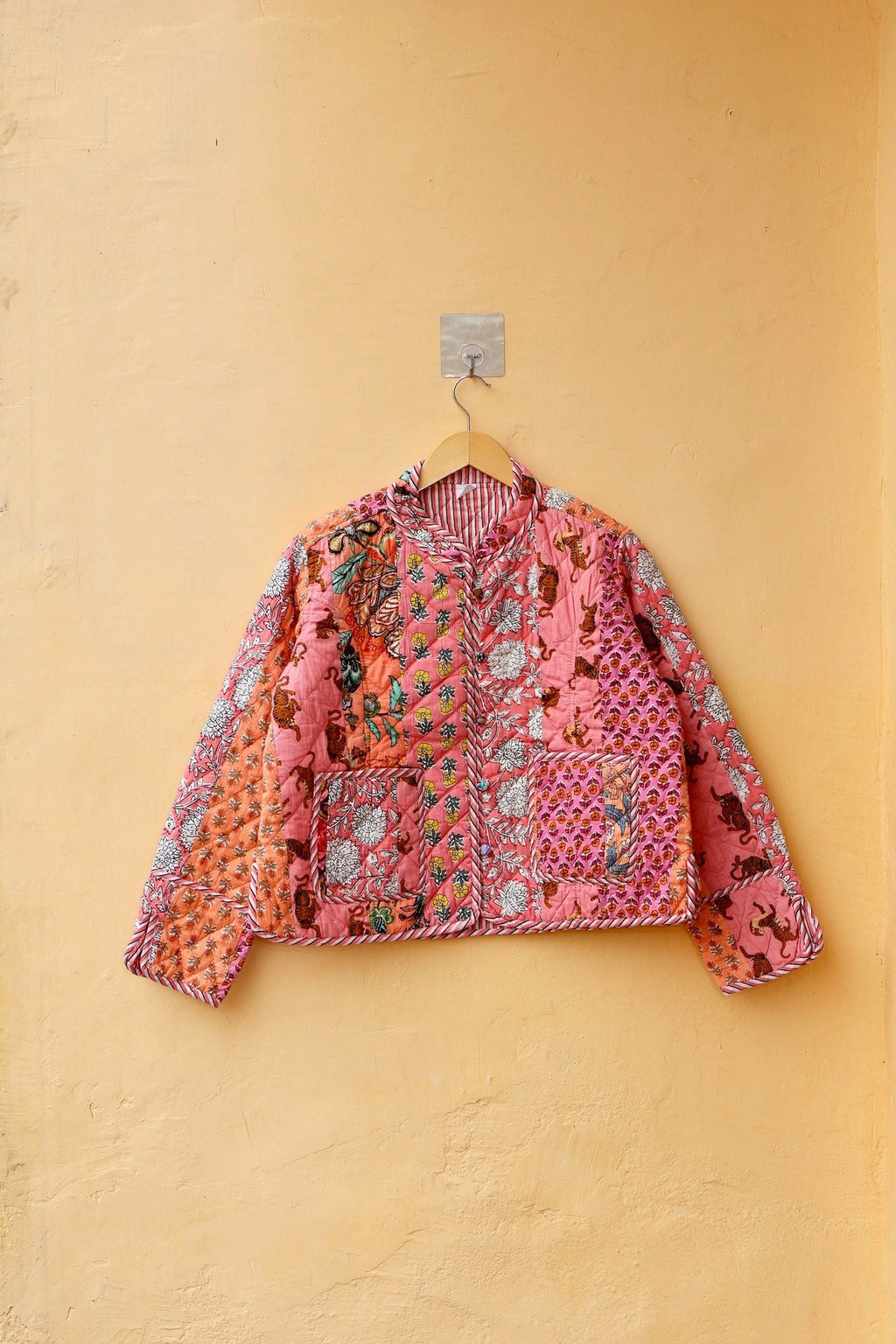 Damen gesteppte Patchwork-Jacke mit floralem Design Shopnory