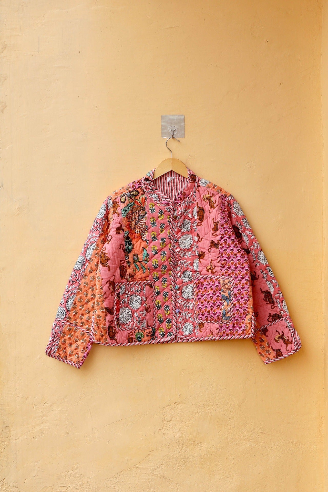 Damen gesteppte Patchwork-Jacke mit floralem Design Shopnory
