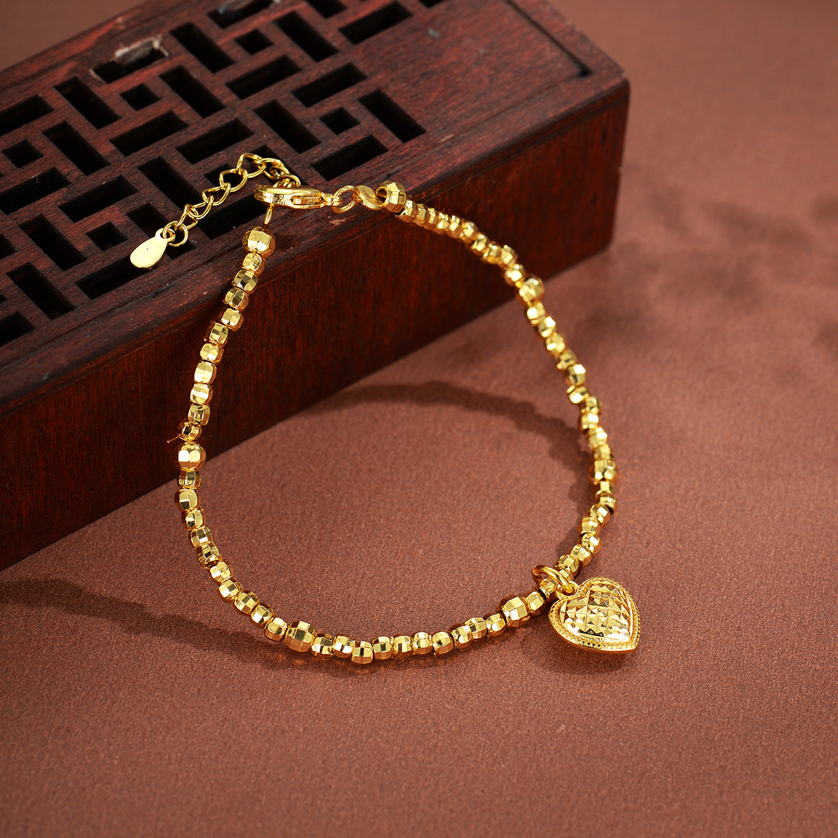 Damen Armband mit funkelndem Herz-Anhänger und hochwertigen Metallakzenten Shop Nory