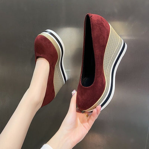 Damen Plateau-Keilpumps mit Bastkeil und Lack-Kroko-Optik Shop Nory