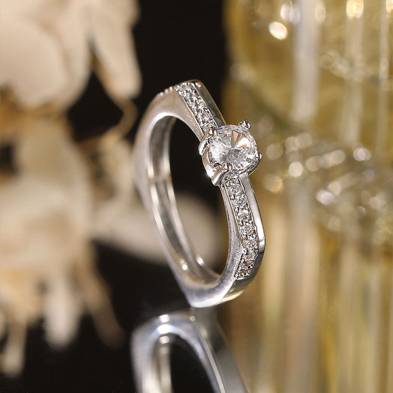 Damen Eleganter Verlobungsring mit funkelndem zentralen Stein und dezenten Zirkonia Shop Nory
