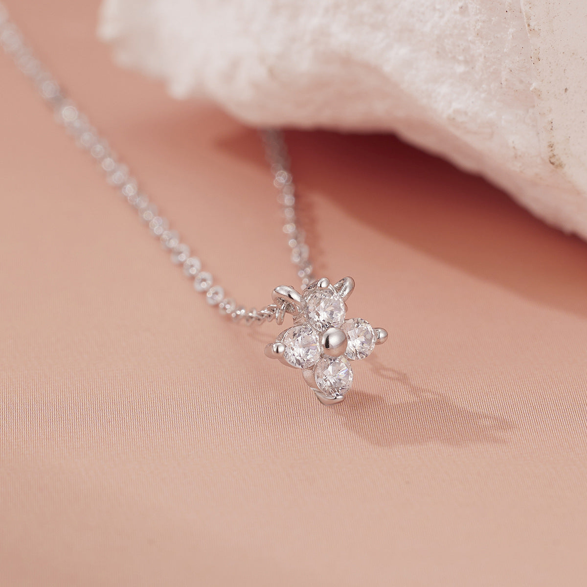 Damen zarte Halskette mit floralen Kristalldetails Shop Nory