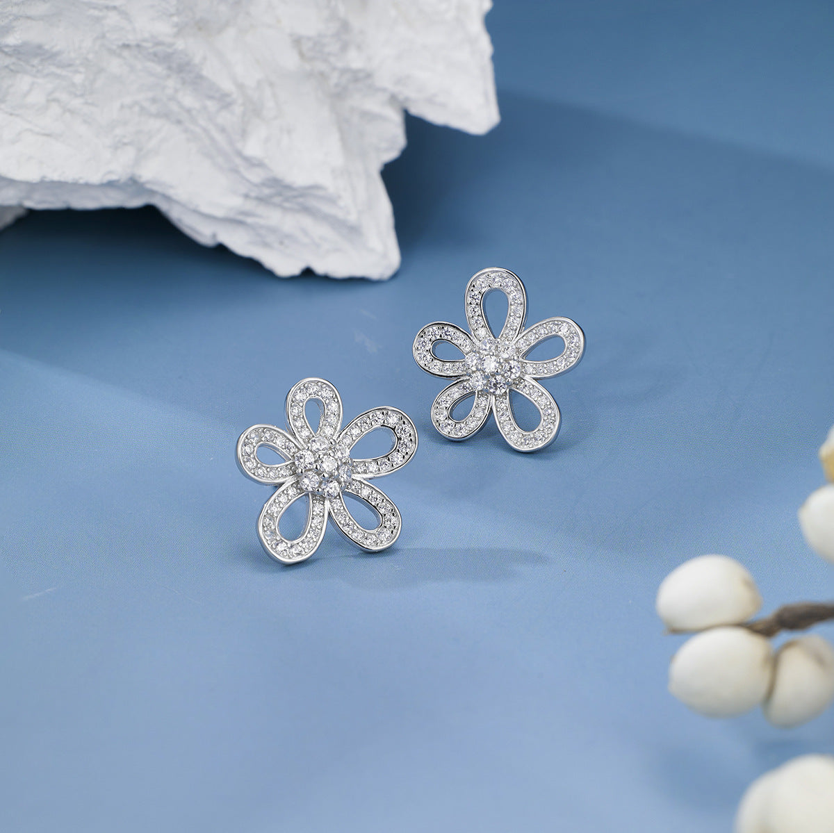 Damen Ohrstecker im floralen Design mit funkelnden Zirkonia Shop Nory