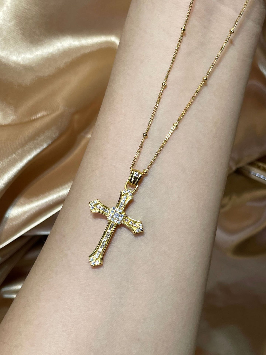 Damen Halskette mit einem kunstvollen Kreuzanhänger und funkelnden Zirkonia Shop Nory
