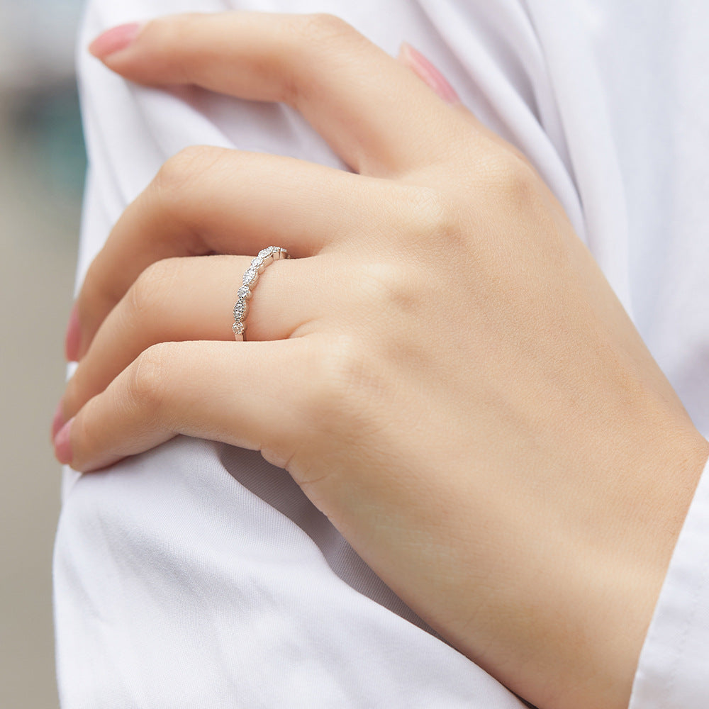 Damenring mit elegantem Wellenmuster und funkelnden Zirkonia Shop Nory