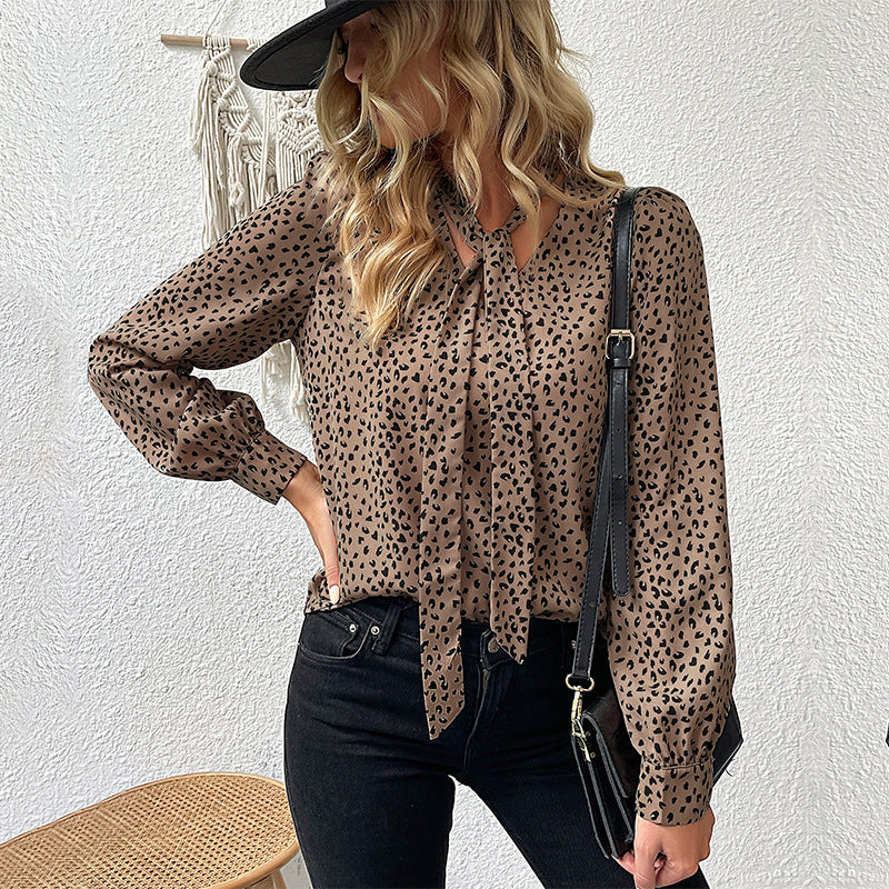 Damen Schluppenbluse aus leichtem Viskose‑Mix mit Bindekragen, Manschettenärmeln und Animal‑Print Shop Nory