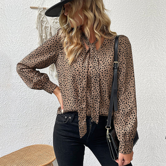 Damen Schluppenbluse aus leichtem Viskose‑Mix mit Bindekragen, Manschettenärmeln und Animal‑Print Shop Nory