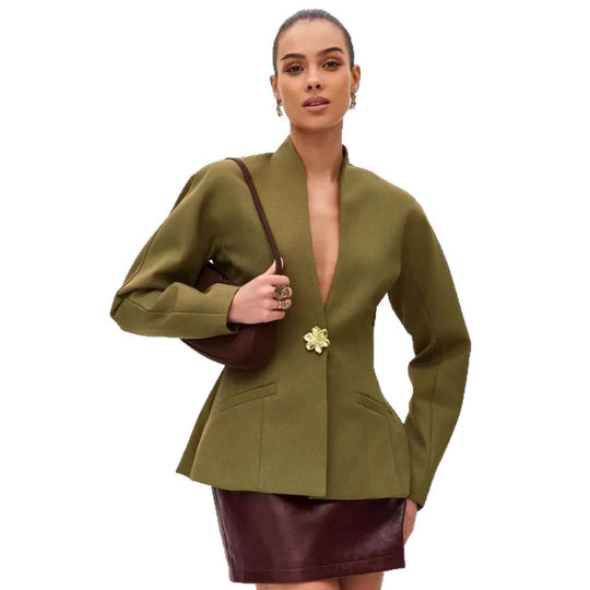 Damen Skulptural taillierte Jacke mit Schößchen, Stehkragen und Schmuckbrosche Shop Nory