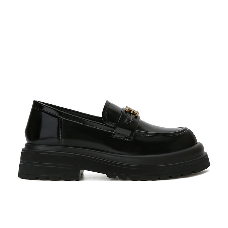 Damen Plateau-Loafer im Retro-Glanz mit markantem Zierriemen Shop Nory