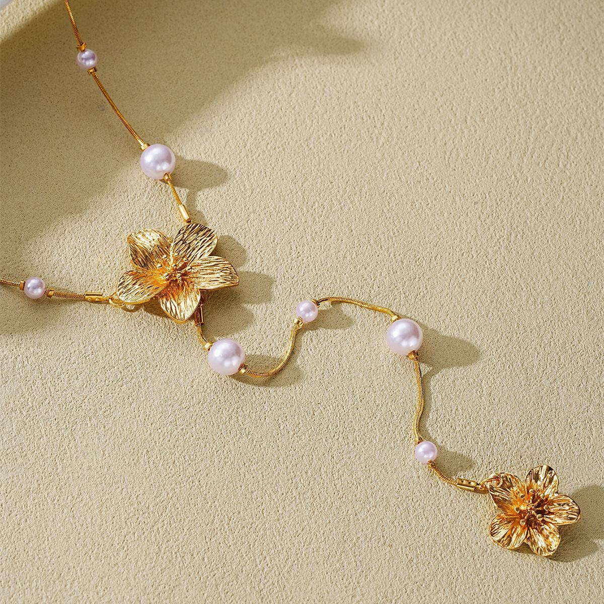 Damen Halskette mit floralen und perlenschmuck Akzenten Shop Nory