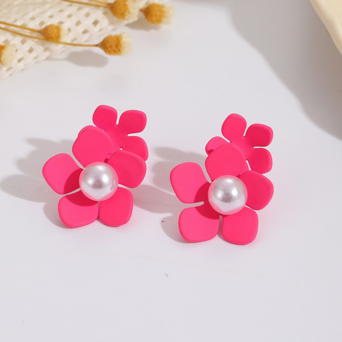 Damen Ohrringe mit kunstvollem Blumenmotiv und Perlenakzent Shop Nory