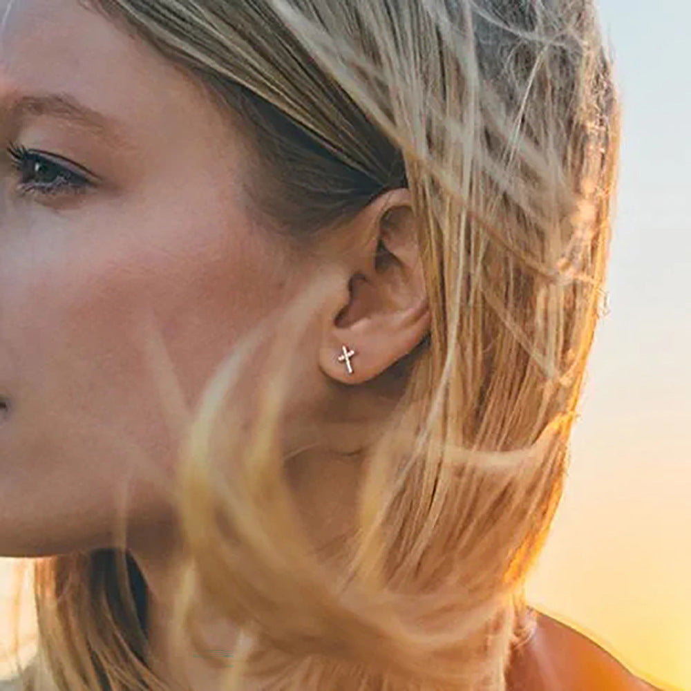 Damen Ohrstecker im Kreuzdesign mit funkelnden Zirkonia Shop Nory