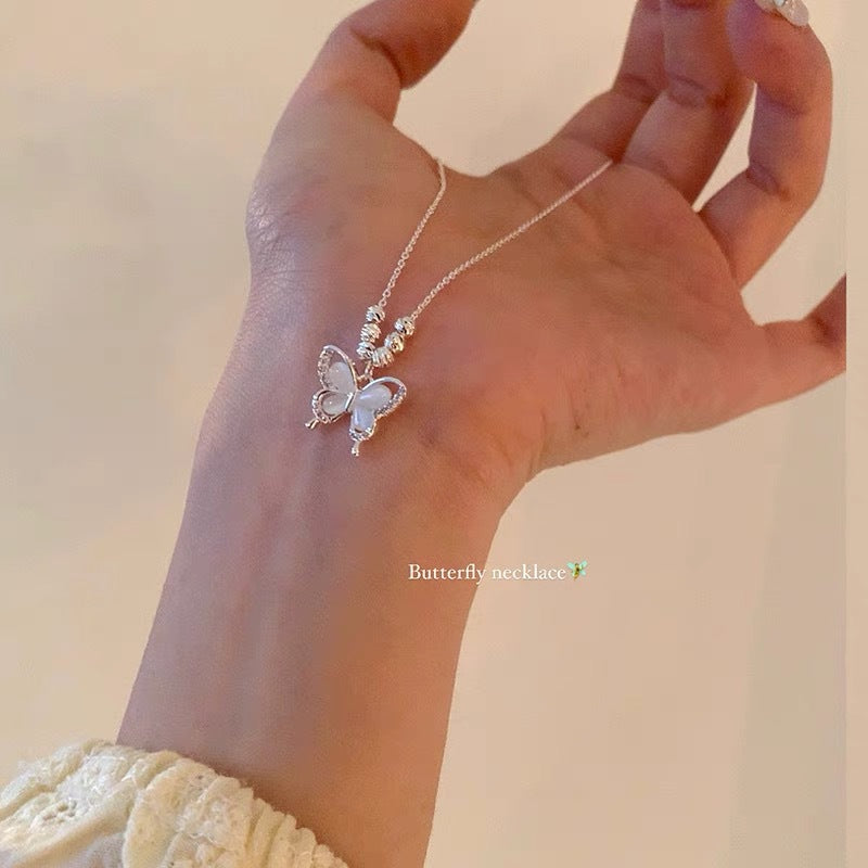 Damen Halskette mit kunstvollem Schmetterlingsdesign und funkelnden Akzenten Shop Nory