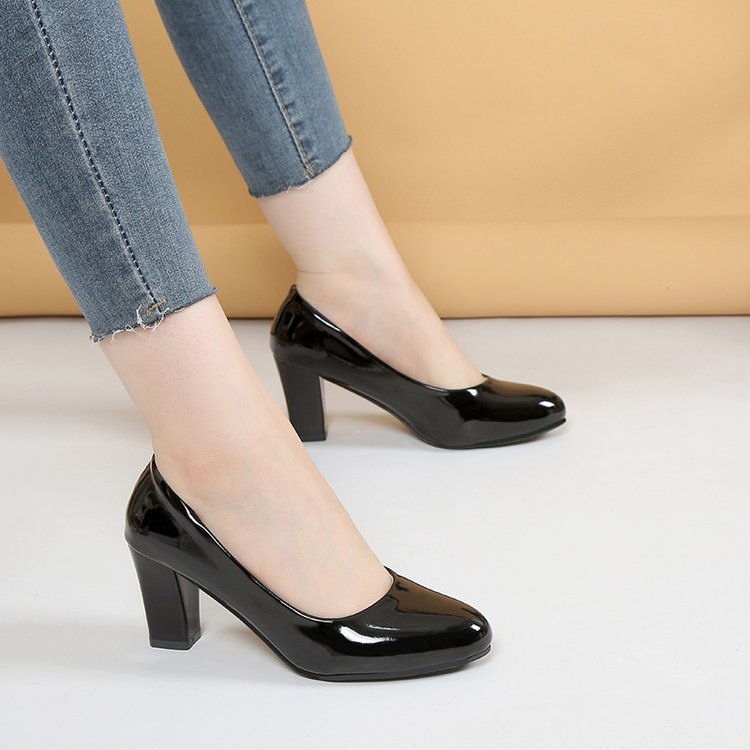 Damen klassische Pumps mit elegantem Glanz und bequemen Blockabsatz Shopnory