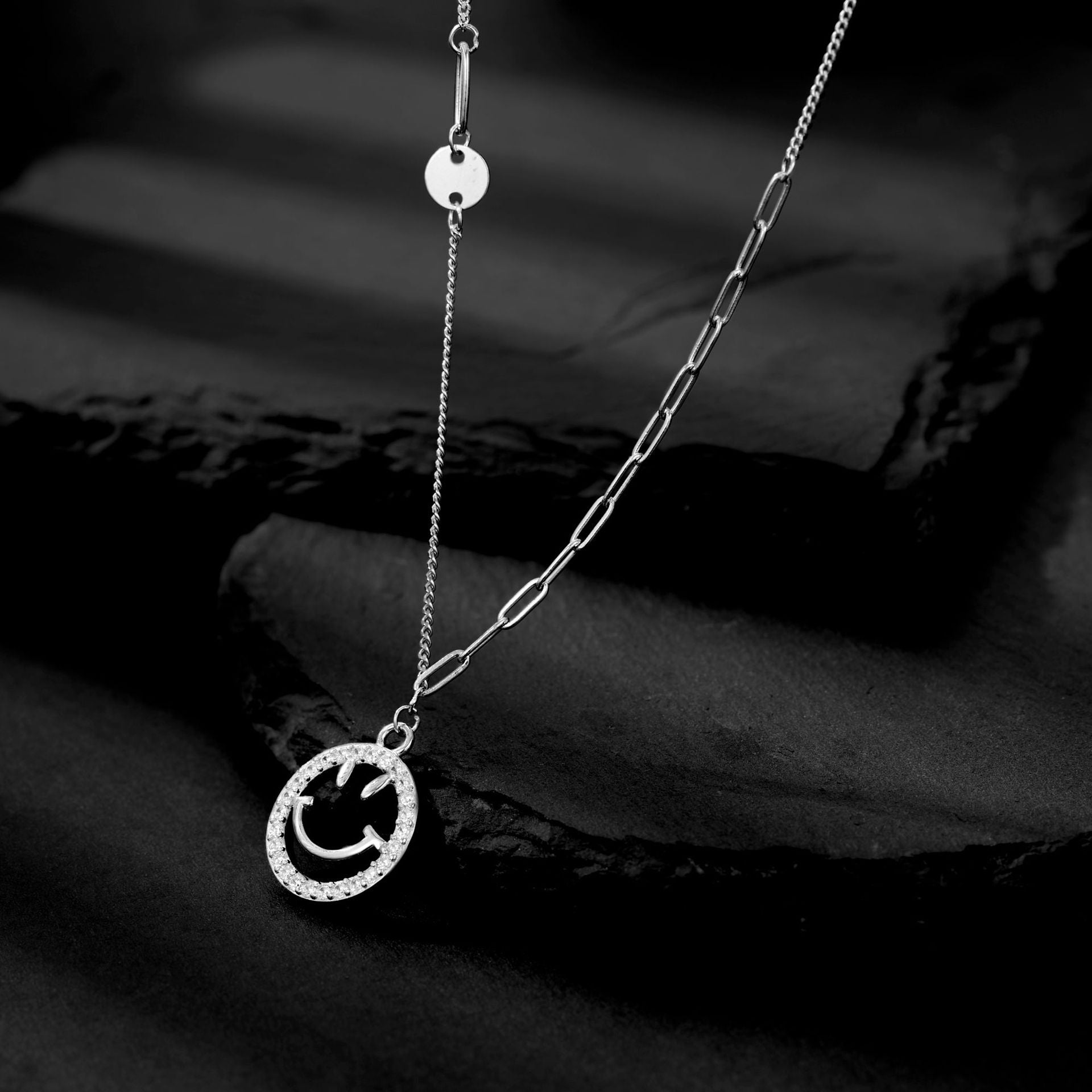 Damen Halskette mit verspieltem Smiley-Anhänger und funkelnden Zirkonia Shop Nory
