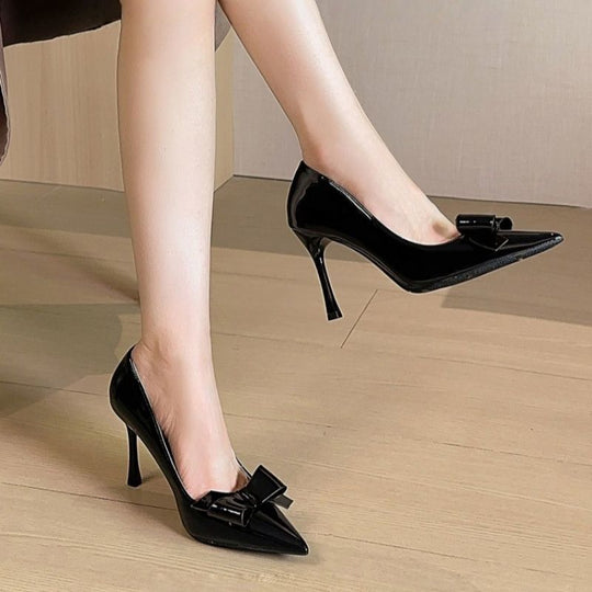 Damen Spitz zulaufende Lack‑Pumps mit geschwungener Zehenkappe und dekorativer Schleife Shop Nory