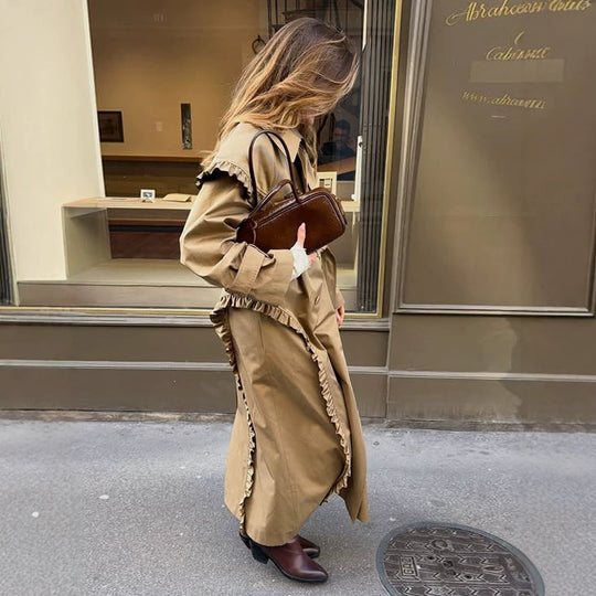 Damen maxilanger Trenchcoat mit Volant‑Schultercape und verstellbaren Manschetten Shop Nory