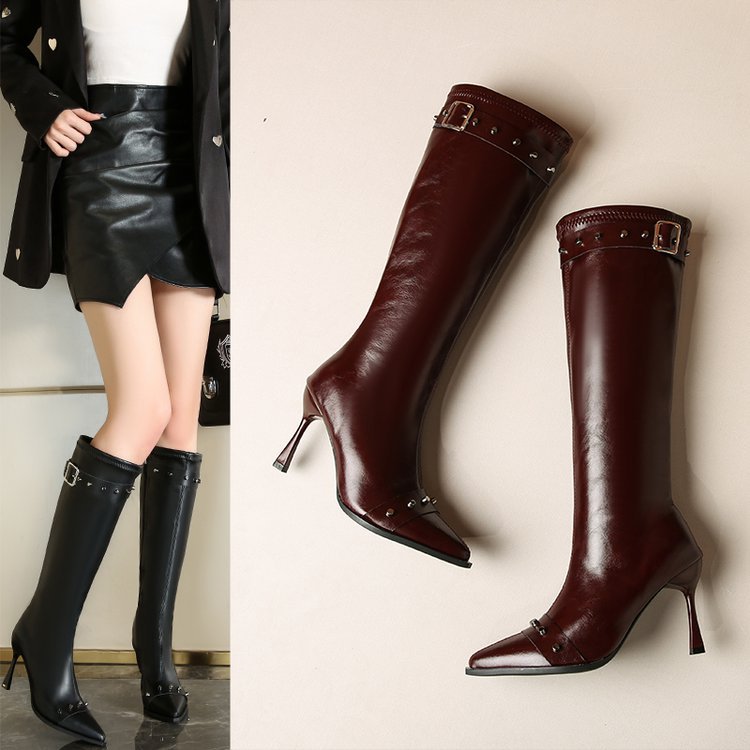 Damen Kniehohe Stiefel mit spitzer Zehenpartie, skulpturellem Stilettoabsatz und Zierriemen Shop Nory