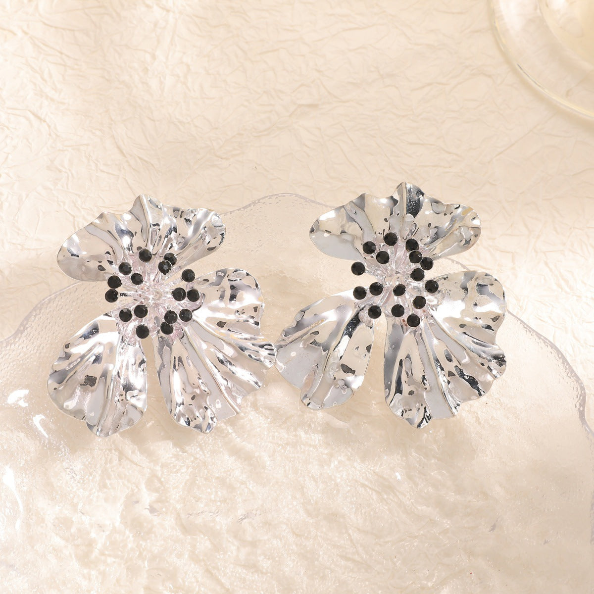 Damen Metallblumenohrringe mit funkelnden roten Akzenten Shop Nory