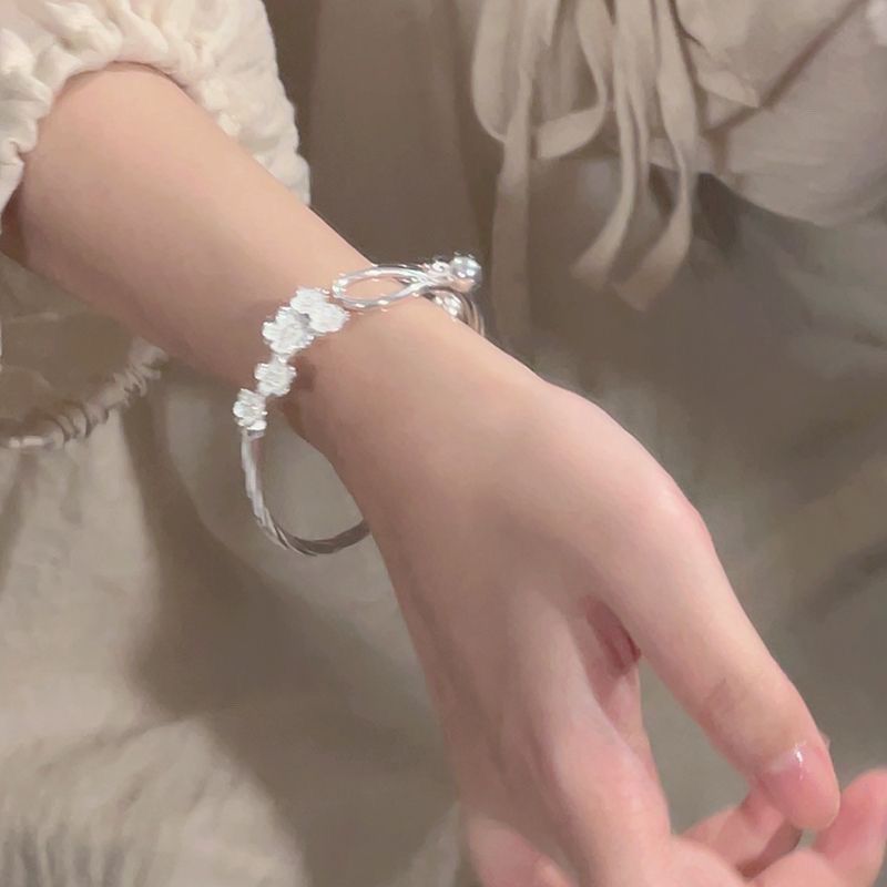 Damen Armreif mit kunstvollem Blumendesign und glamourösen Perlenakzenten Shop Nory