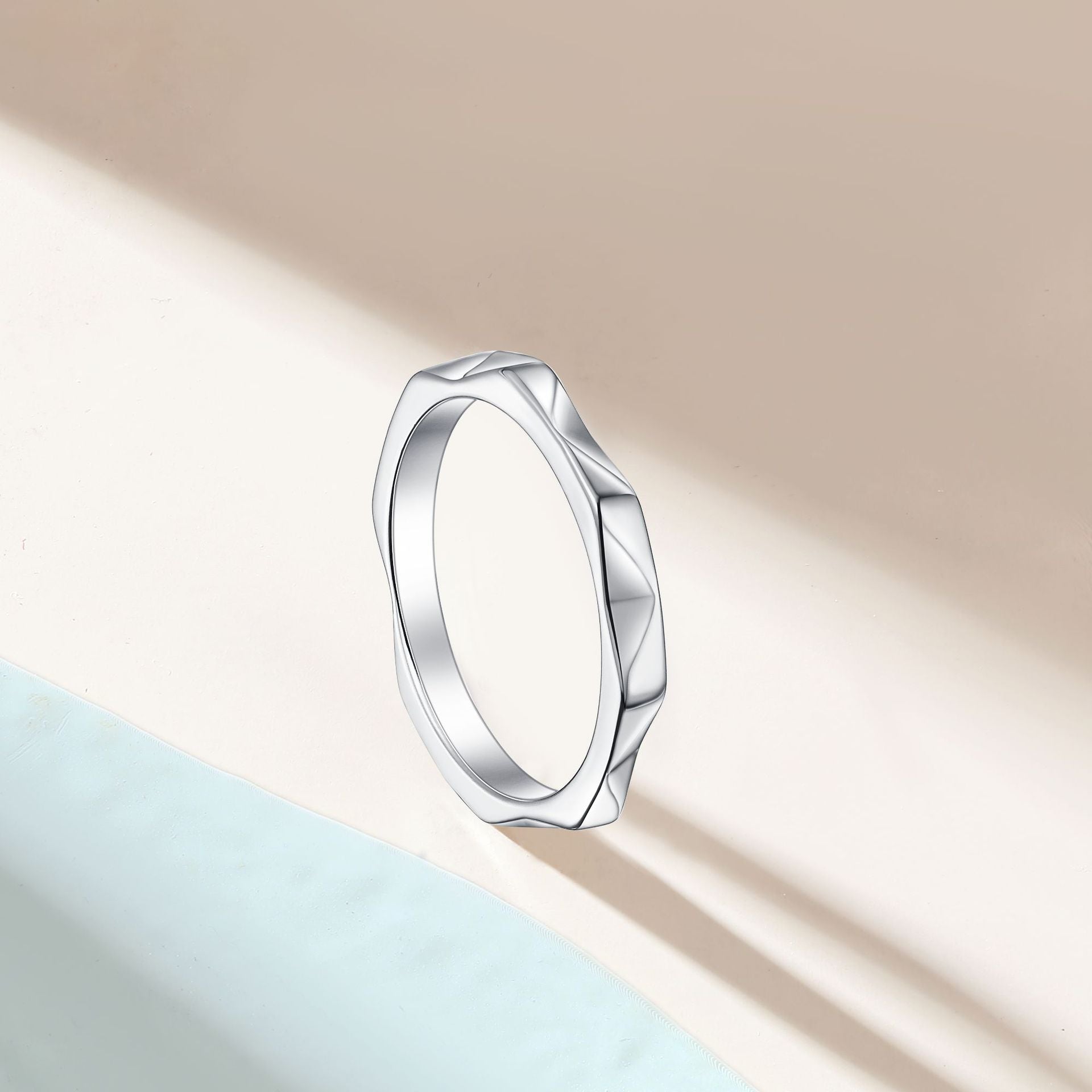 Damen Designer-Ring mit modernem, facettiertem Oberflächenfinish Shop Nory