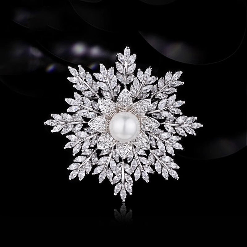 Elegante Perlenbrosche Florales Stern-Design mit Zirkonia Verziert