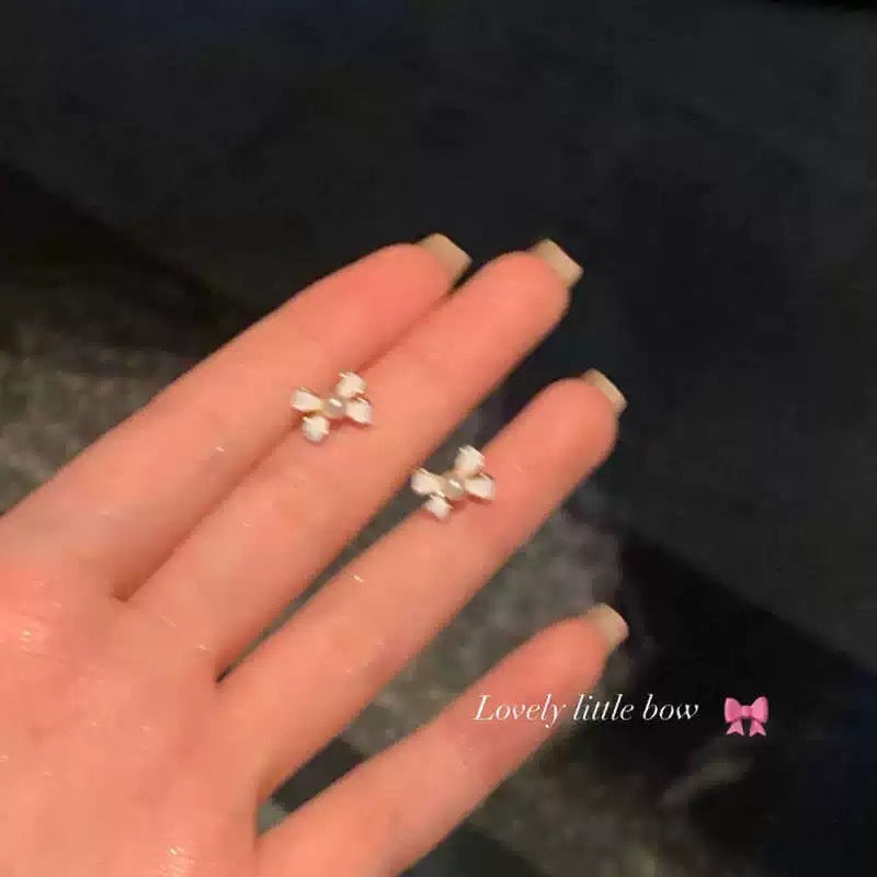 Damen Ohrstecker mit floralen Schleifenmotiven und edlen Perlendetails Shop Nory
