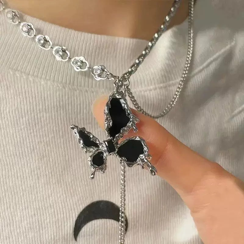 Damen Halskette mit elegantem Schmetterlingsanhänger und funkelnden Kristallen Shop Nory