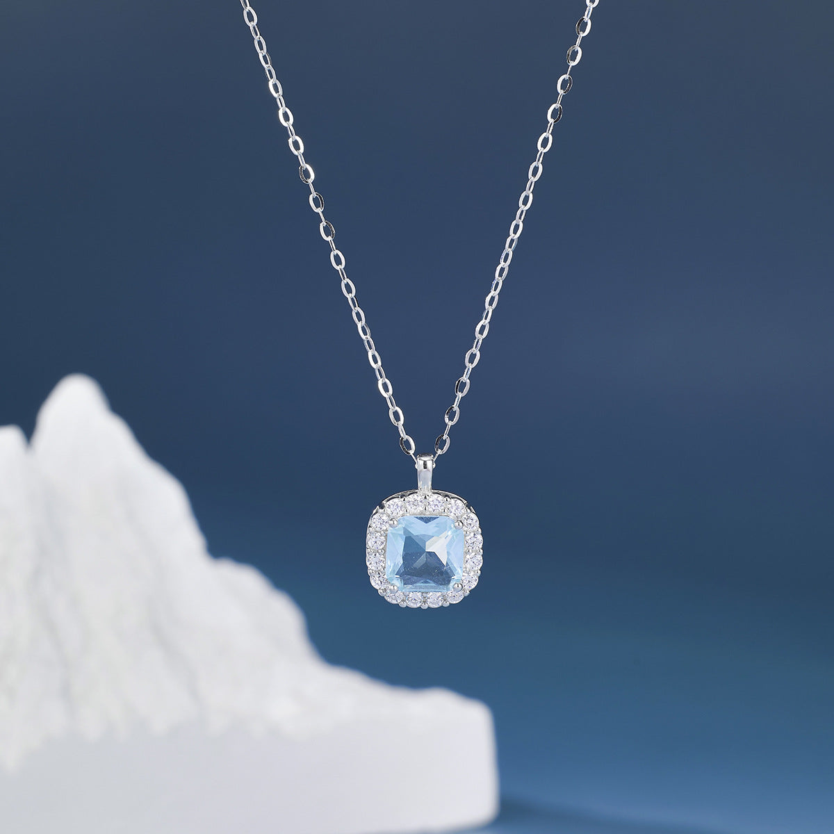 Damen Halsschmuck mit quadratischem, funkelndem Aquamarine-Anhänger Shop Nory