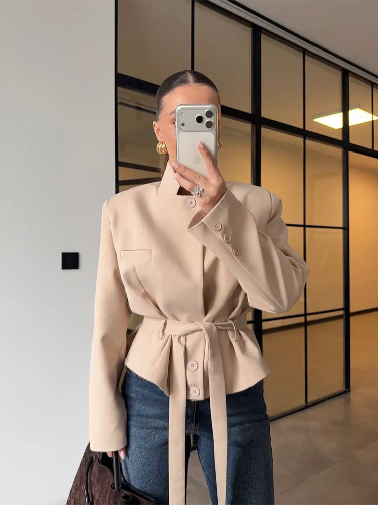 Damen Taillierter kurzgeschnittener Blazer mit Stehkragen, Schößchen und Bindegürtel Shop Nory