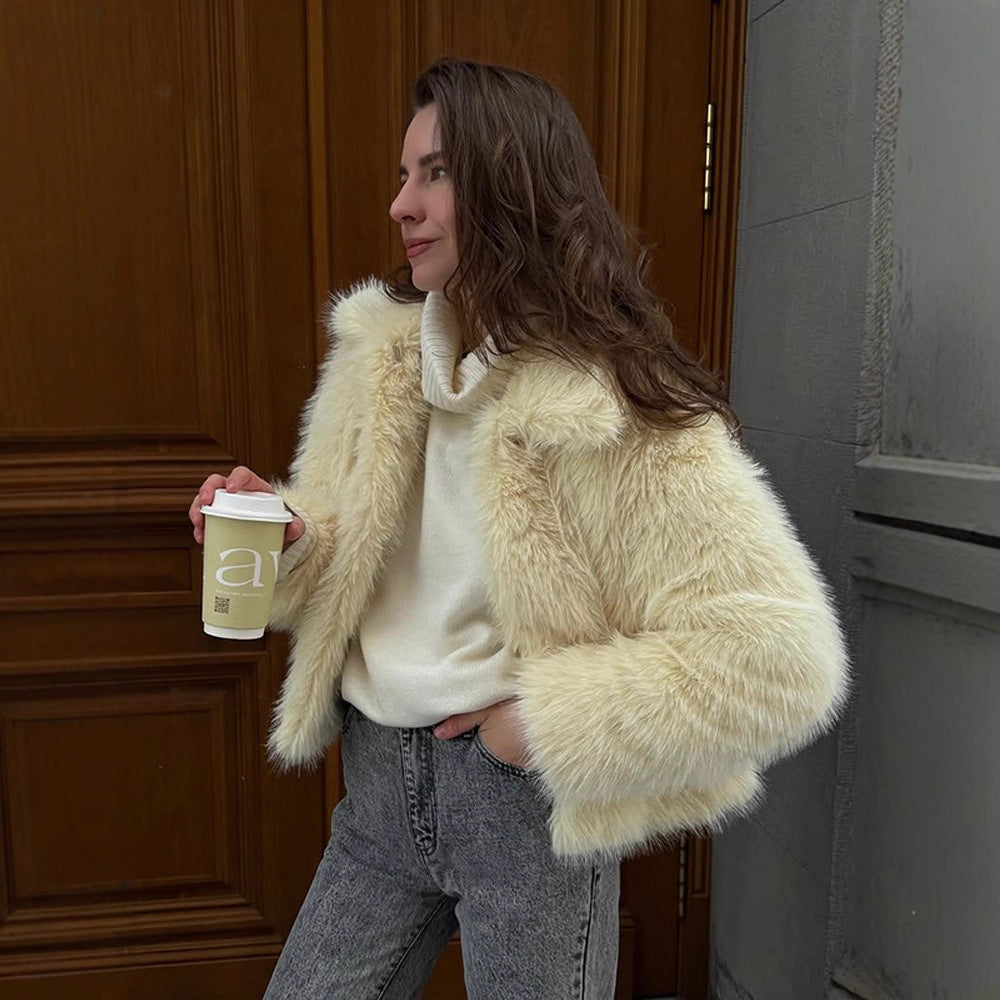 Damen Kurzblouson aus langfaserigem Kunstpelz mit kastiger Silhouette und Schalkragen Shop Nory