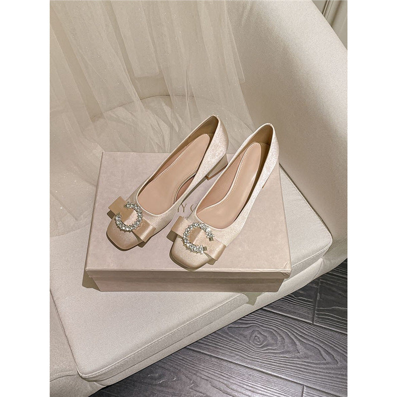 Damen Satin‑Ballerinas mit mittlerem Blockabsatz, gepolstertem Komfortfußbett und funkelnder Schleifenbrosche Shop Nory