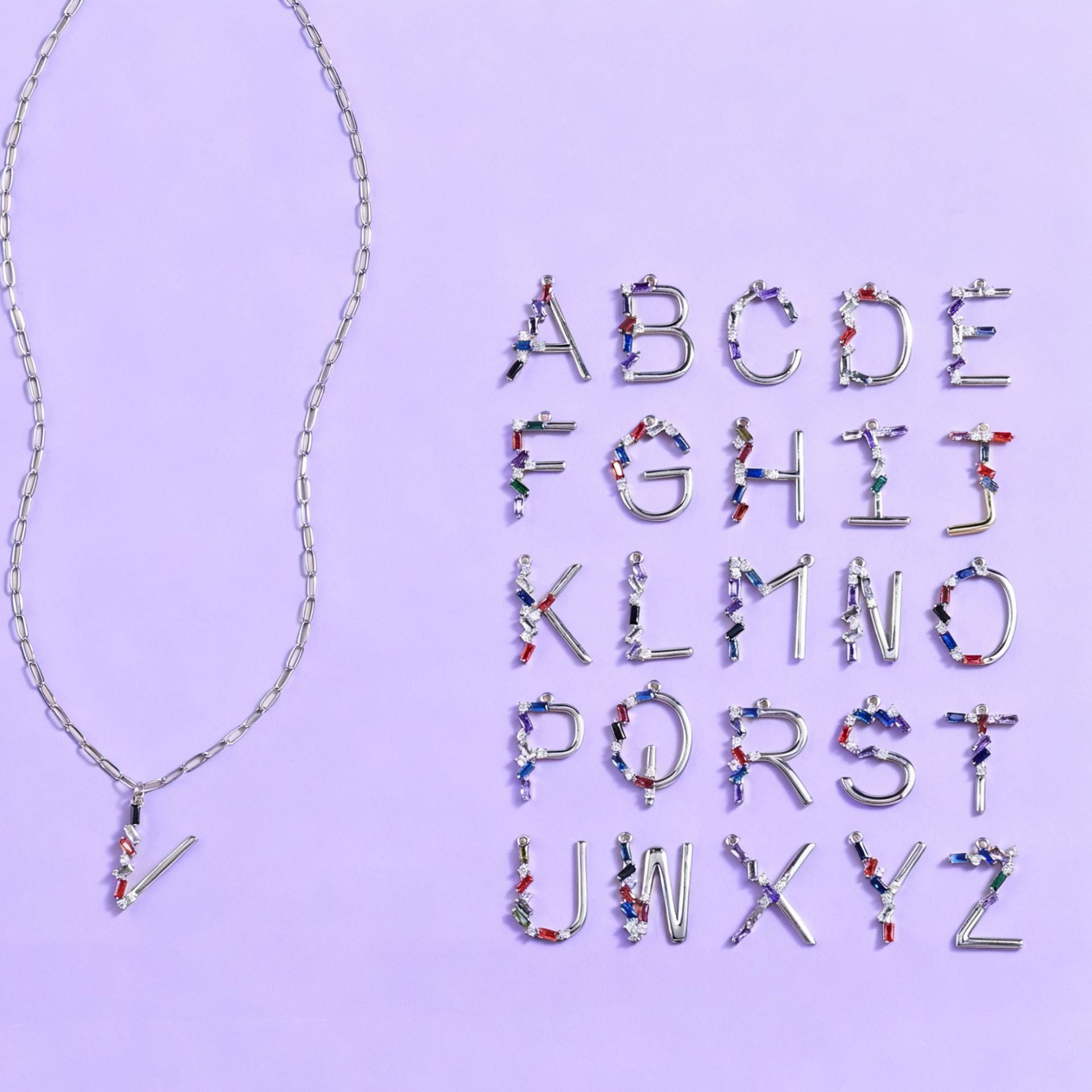 Damen Kettenanhänger mit bunten Buchstaben und funkelnden Kristallen Shop Nory