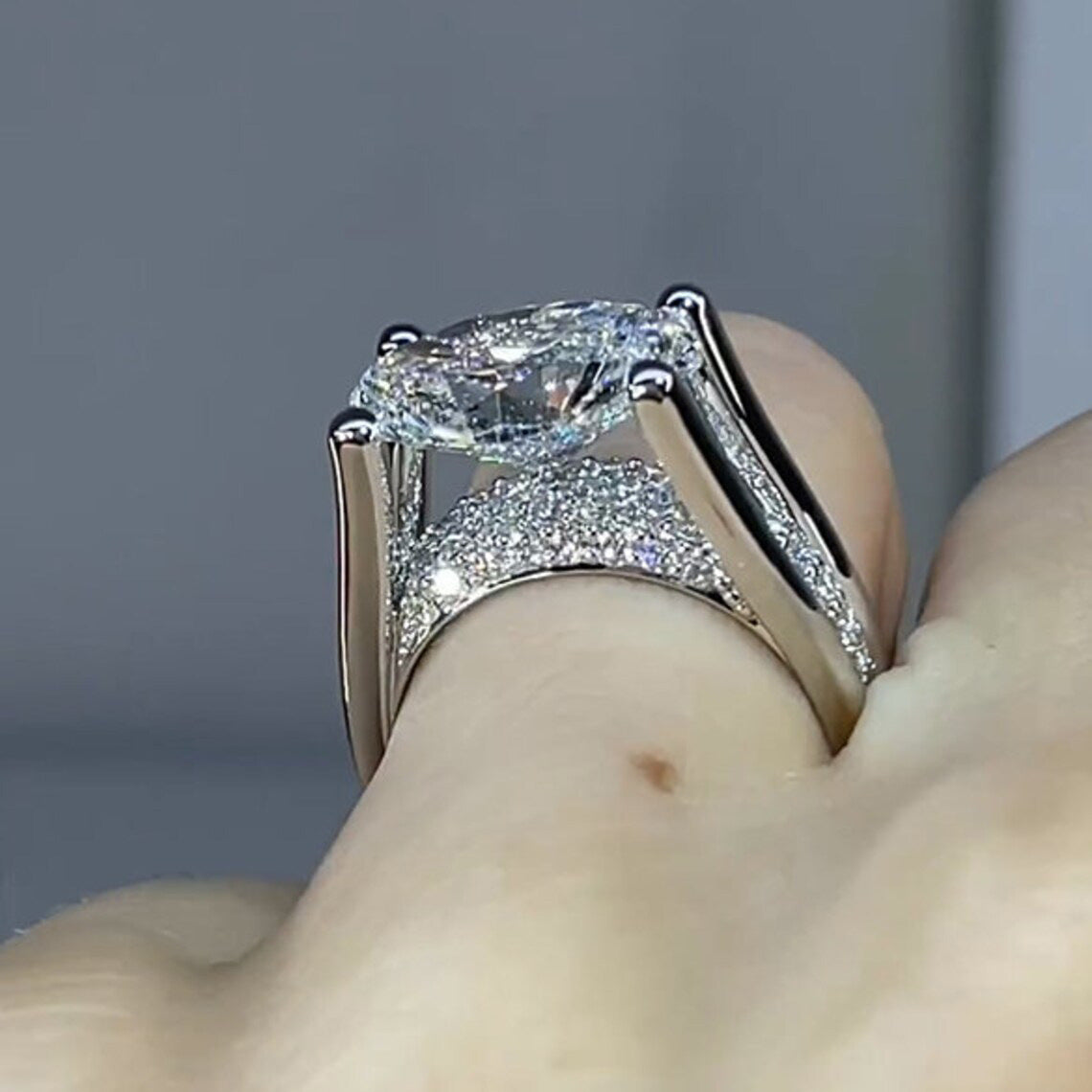 Damen Designer Ring mit funkelndem Diamanten und elegantem Zirkonia-Besatz Shop Nory