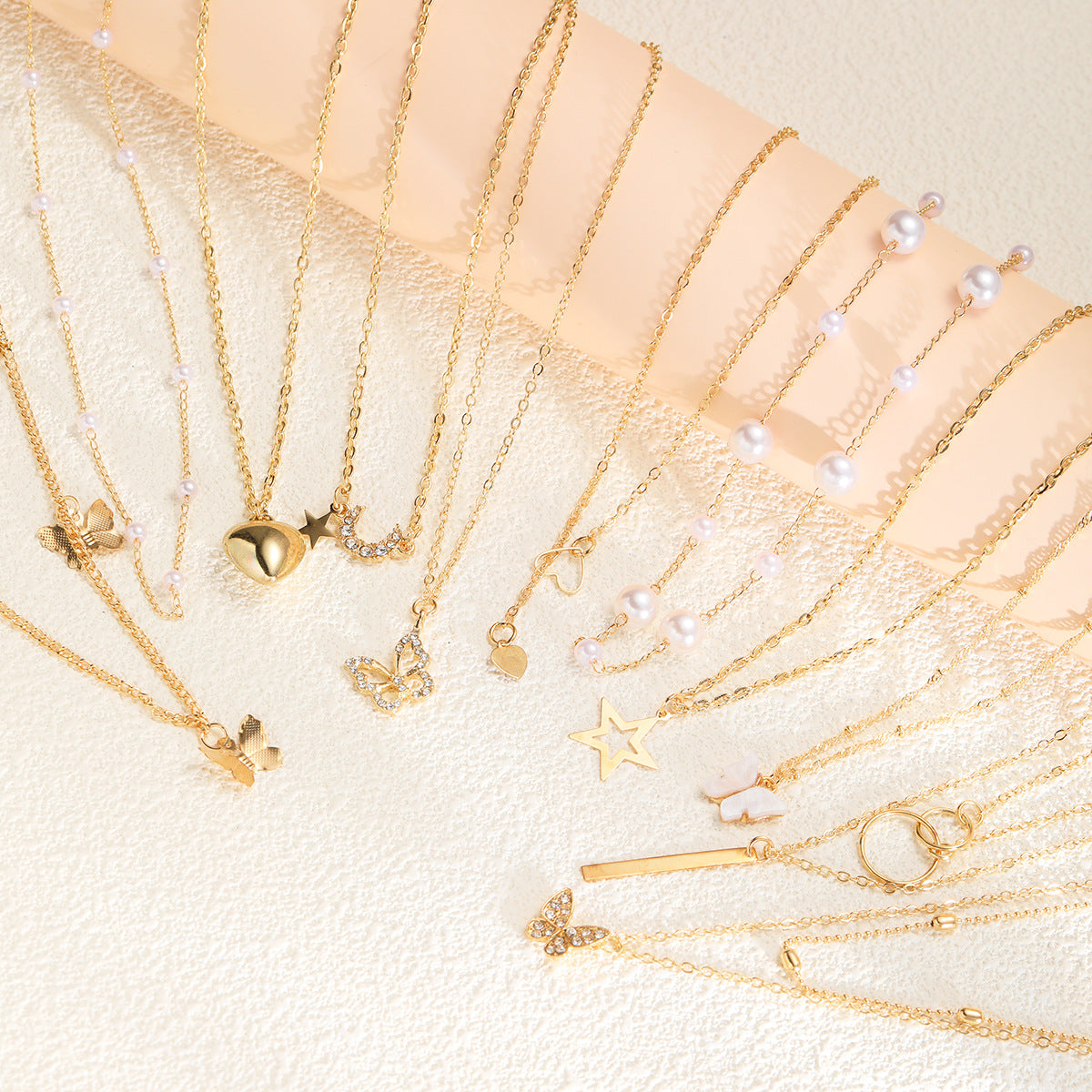 Damen Halsketten-Set mit einzigartigen Anhängern und filigranen Details Shop Nory