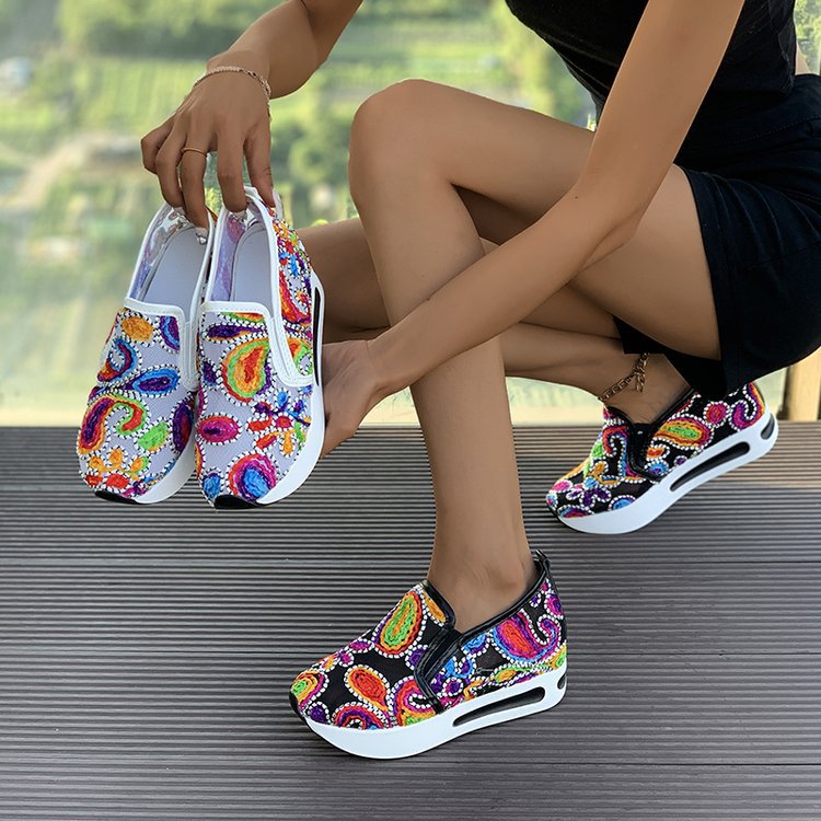 Damen Slip-On Keil-Sneaker mit besticktem Canvas-Obermaterial und luftgepolsterter Plateau-Sohle Shop Nory