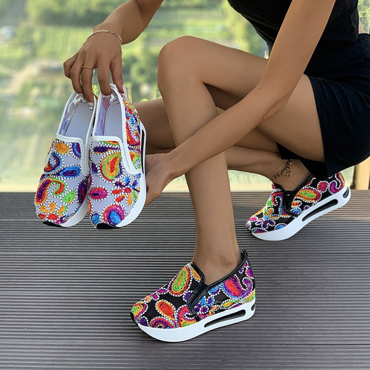 Damen Slip-On Keil-Sneaker mit besticktem Canvas-Obermaterial und luftgepolsterter Plateau-Sohle Shop Nory
