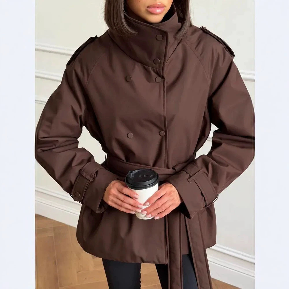 Damen Kurzer technischer Trench mit hoher Kragenblende, doppelter Druckknopfleiste und taillierendem Bindegürtel Shop Nory