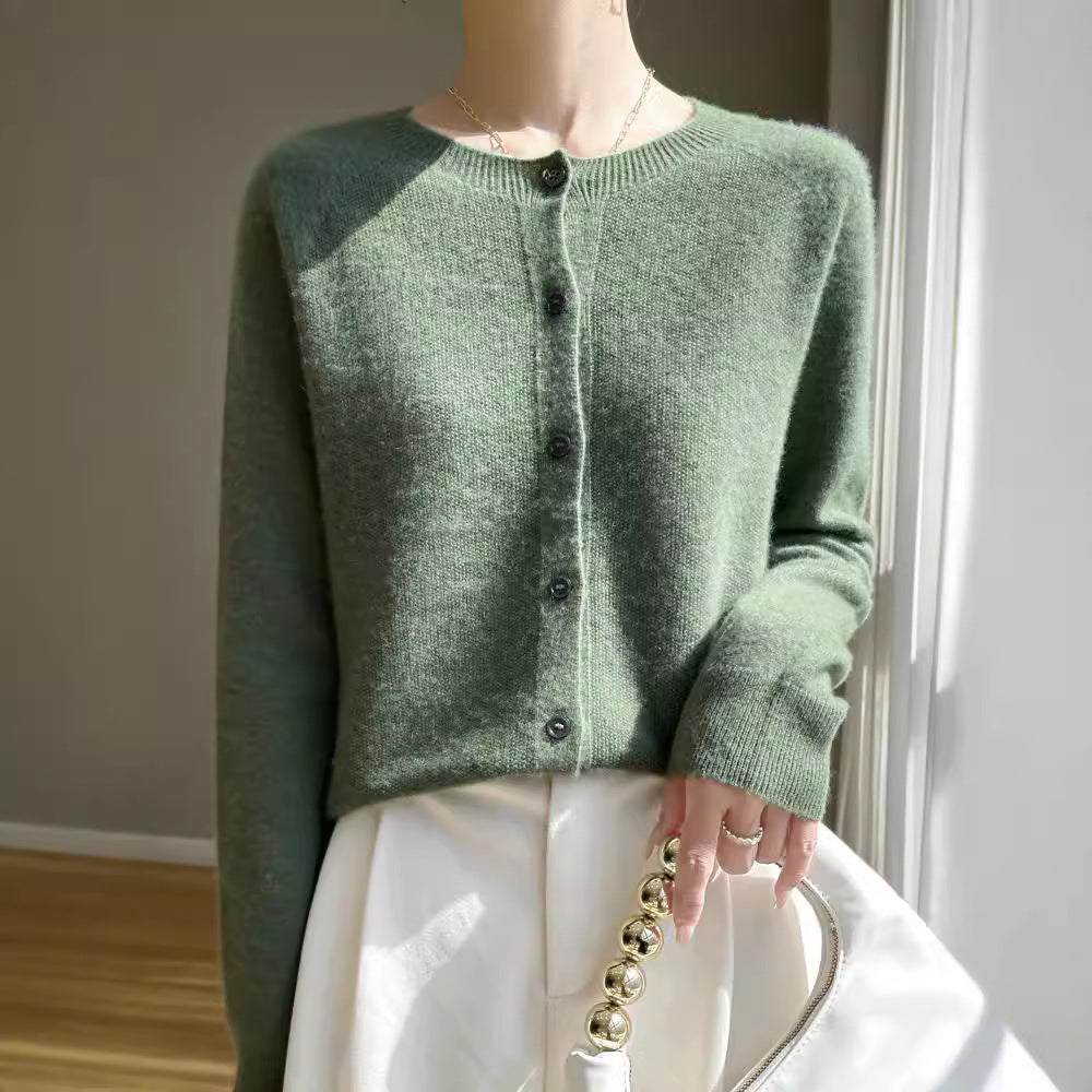 Damen Kurzgeschnittener Feinstrick-Cardigan mit Rundhalsausschnitt und schimmernder Knopfleiste Shop Nory